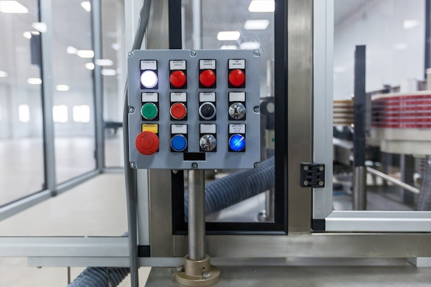 Panel de control de un armario de aparamenta eléctrica. panel de control con botones