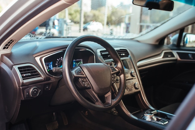 Panel de control del coche y volante.