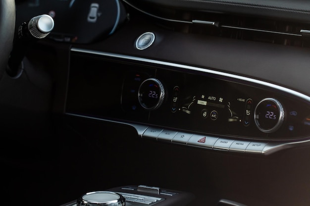 Panel de control digital del salpicadero del aire acondicionado del coche Botones de acondicionamiento interior del coche moderno dentro de una vista cercana del coche