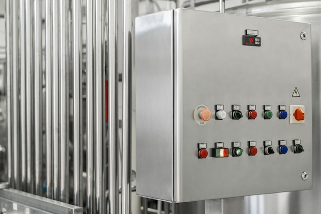 Panel de control electrónico y tanque en una fábrica de leche. equipo en la planta de productos lácteos