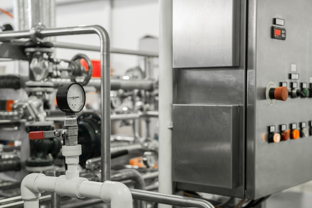 Panel de control electrónico y tanque en una fábrica de leche. equipo en la planta de productos lácteos