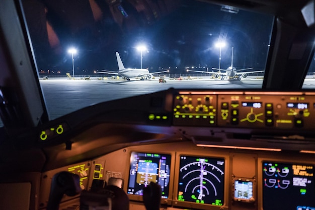 Panel de control iluminado del avión por la noche