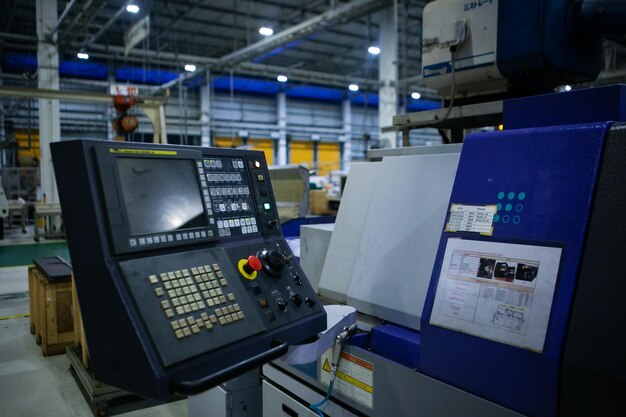 El panel de control y el interruptor analógico con el botón de control de la máquina en la fabricación