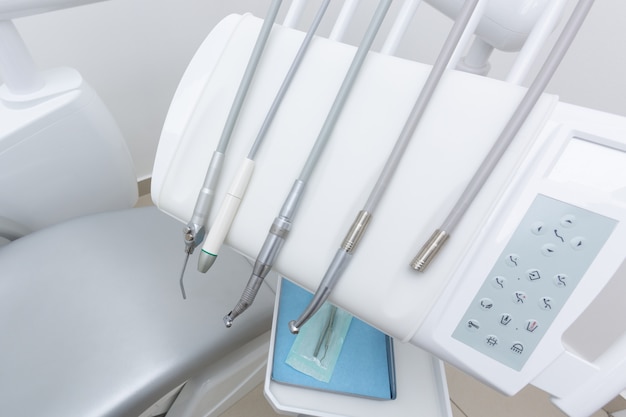 Foto panel de control junto con los cabezales del aparato de un dentista para limpiar los dientes.