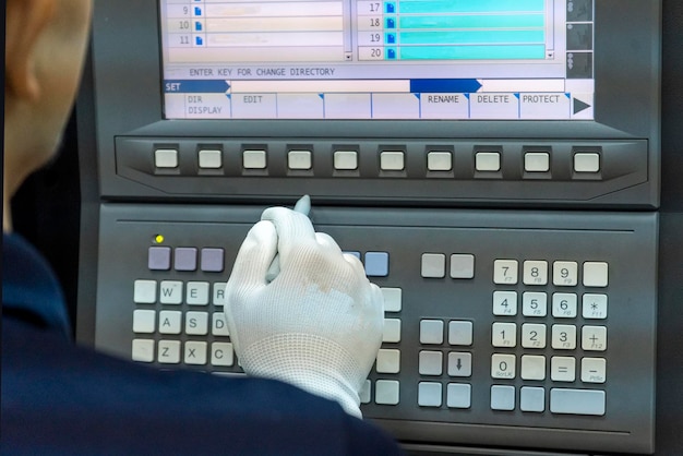 Foto panel de control de máquina cnc con mano la prensa