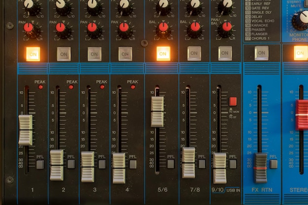 Foto panel de control del mezclador de sonido conjunto de botones de perillas y controles deslizantes mezclador de audio equipo de música