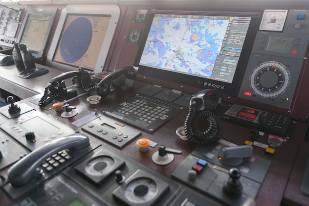 Panel de control de navegación y radio VHF Trabajando en el puente de navegación del barco Imagen borrosa