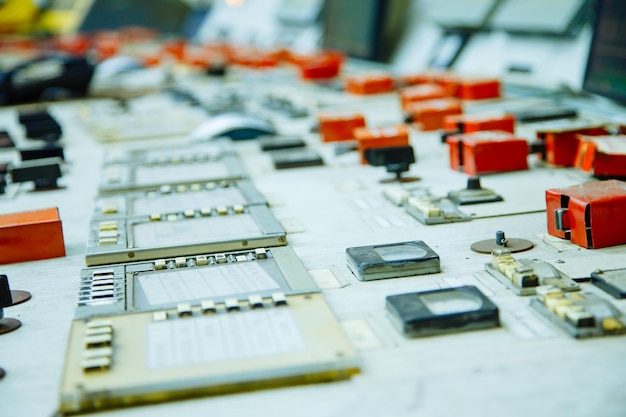 Panel de control en un primer plano de la planta de energía nuclear