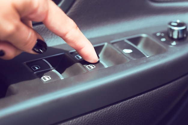 Panel de control en el reposabrazos de la puerta del coche.