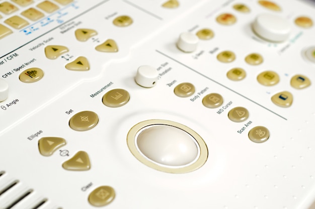 Panel de control de ultrasonido médico.