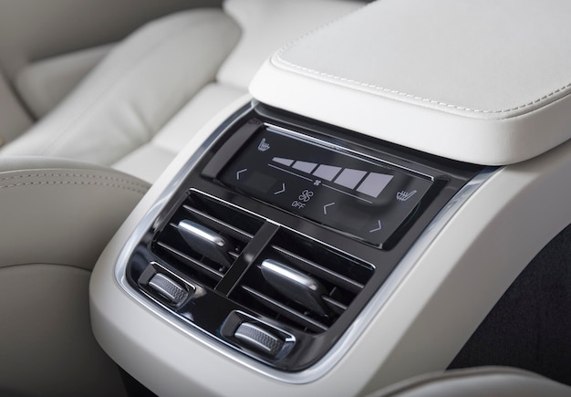 Panel de control de la ventilación interior del automóvil y del aire acondicionado para los pasajeros de los asientos traseros