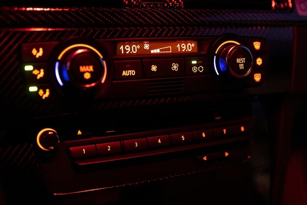 Panel de control de ventilación oscuro del salpicadero del coche