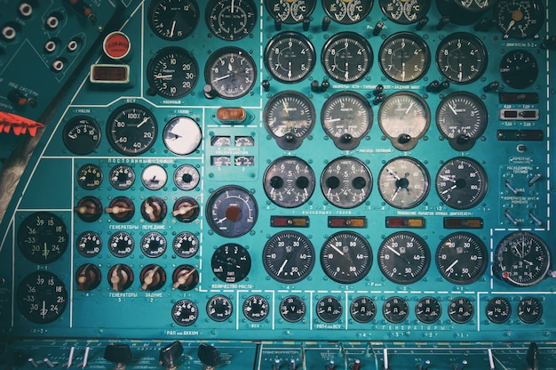 Panel de control en una vieja cabina de avión de la urss