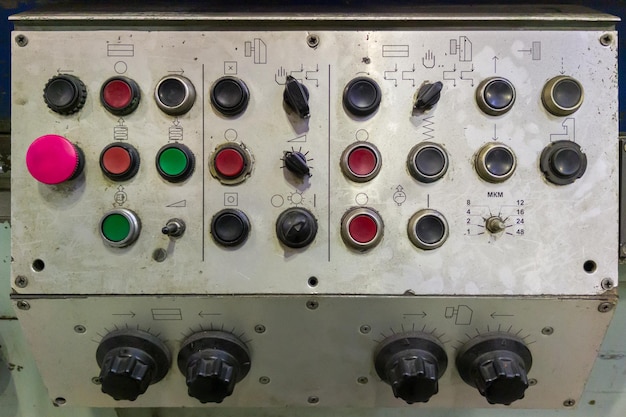 Panel de control de la vieja máquina amoladora de superficie soviética