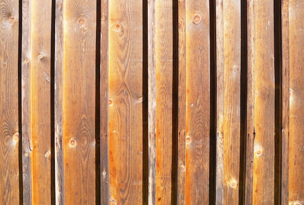 Panel decorativo de tablas de madera en la pared de una casa