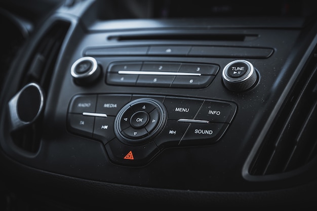 Panel e interior dentro del coche.