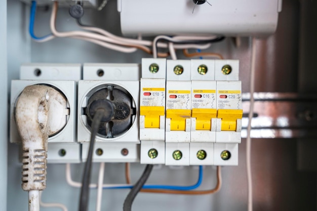 Panel eléctrico con enchufes y disyuntores con cables