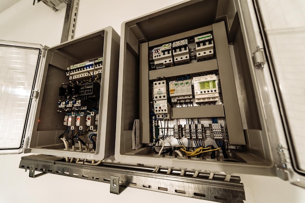 Panel eléctrico en una fábrica de línea de montaje Controles e interruptores Cables de color en una caja de distribución de electricidad