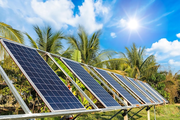Panel de energía solar fotovoltaica para la agricultura en un área de casas rurales Campos agrícolas fondo de cielo azulAgroindustria del hogar Estilo rural en Tailandia granja inteligente energía limpia alternativa