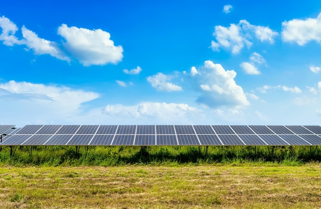 Panel de energía solar fotovoltaica sobre fondo de cielo, concepto de energía alternativa limpia verde.