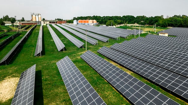 Panel fotovoltaico rural y solar verde aéreo