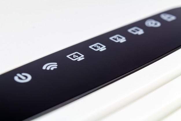 Panel frontal del enrutador con indicadores LED closeup