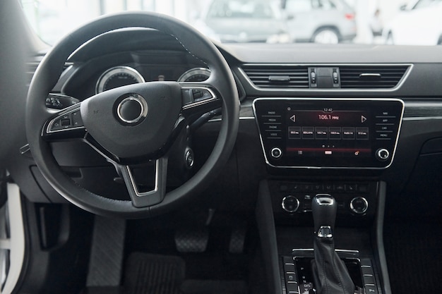Foto panel frontal del nuevo vehículo moderno con tableta digital y panel de control