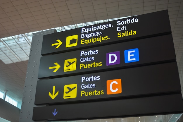 Panel of Boarding Gates eines internationalen Flughafens.