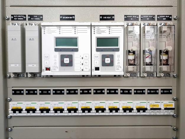 Foto panel de protección de 115 kv disyuntor en miniatura relé de protección relé de bloqueo terminal de prueba