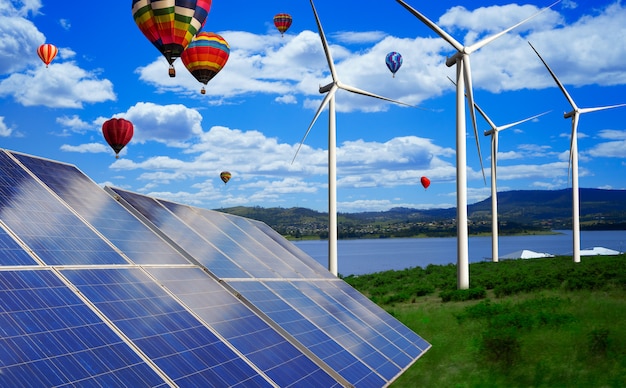 El panel solar y el aerogenerador cultivan energía limpia.