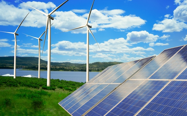 El panel solar y el aerogenerador cultivan energía limpia.