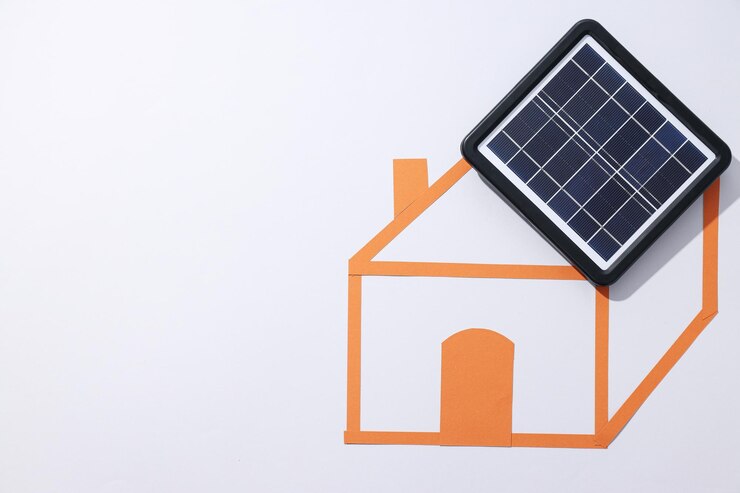 Panel solar y boceto de casa en espacio de fondo blanco para texto
