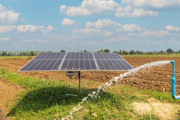 Panel solar para bomba de agua en campo agrícola