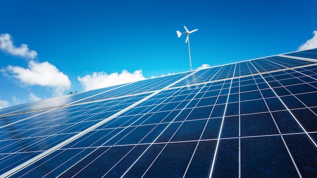 Panel solar con cielo azul, energía alternativa de células solares.