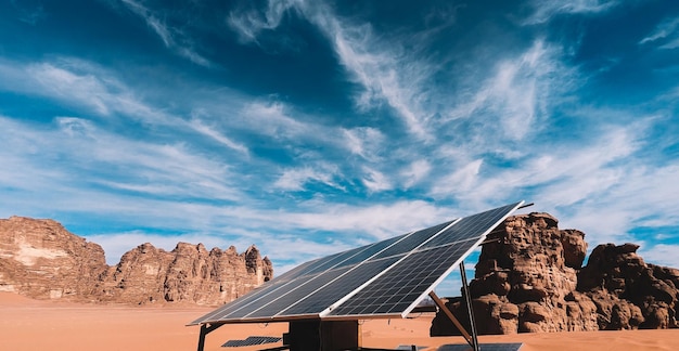 Un panel solar se encuentra en el desierto bajo un cielo azul.