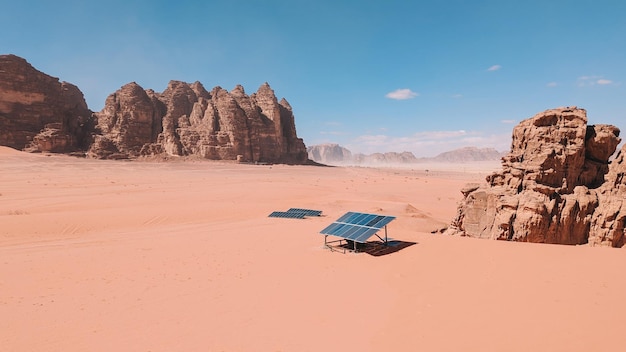 Un panel solar se encuentra en el desierto de Jordania.