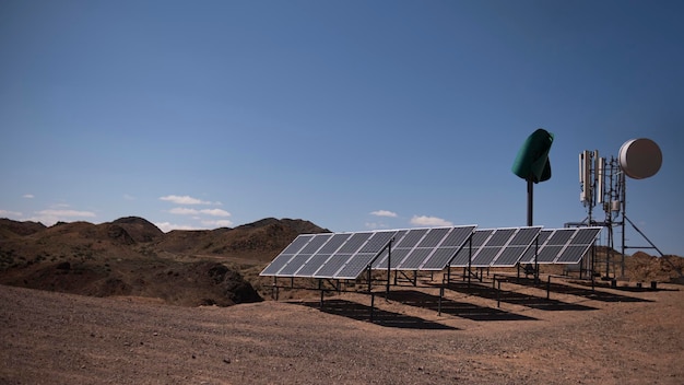 Un panel solar se encuentra frente a una torre de agua.