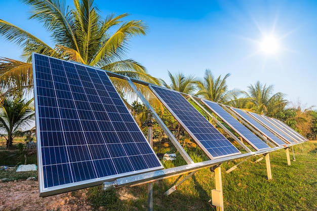 Panel solar de energía para la agricultura en un área de casas rurales Campos agrícolas Fondo de cielo azul, Agroindustria del hogar Estilo rural en Tailandia, concepto de energía verde limpia alternativa de granja inteligente