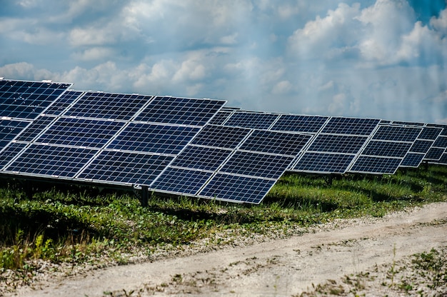 Panel solar de energía en la estación