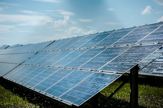 Panel solar de energía en la estación