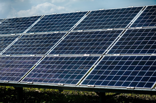 Panel solar de energía en la estación