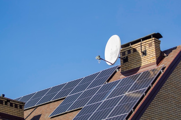 Un panel solar está en el techo.