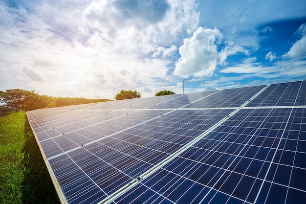 Panel solar en el fondo del cielo azul, concepto de energía alternativa