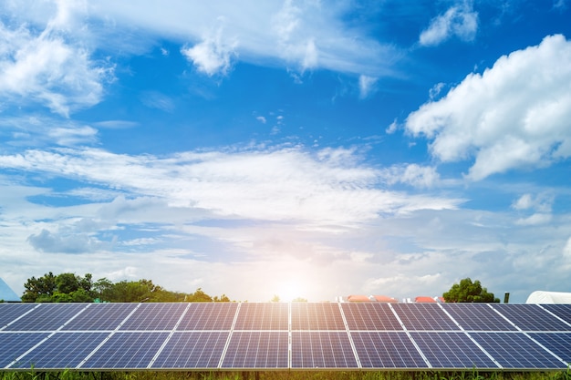 Panel solar en el fondo del cielo azul, concepto de energía alternativa