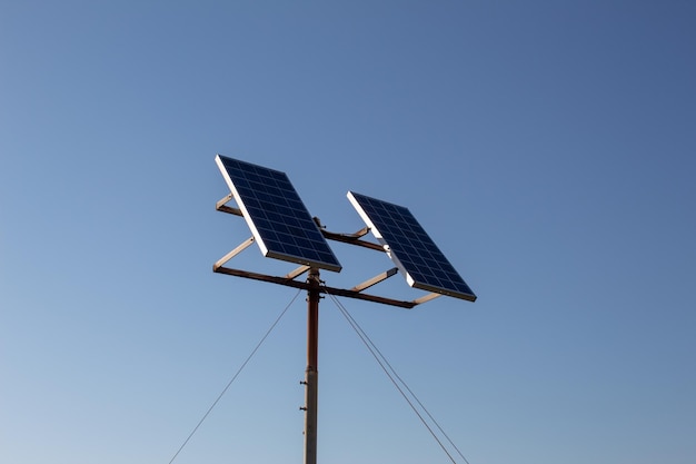 Un panel solar con el fondo de un cielo sin nubes