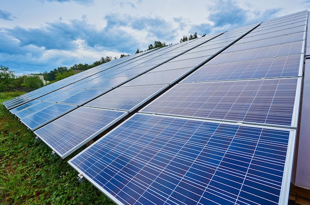 El panel solar genera electricidad verde