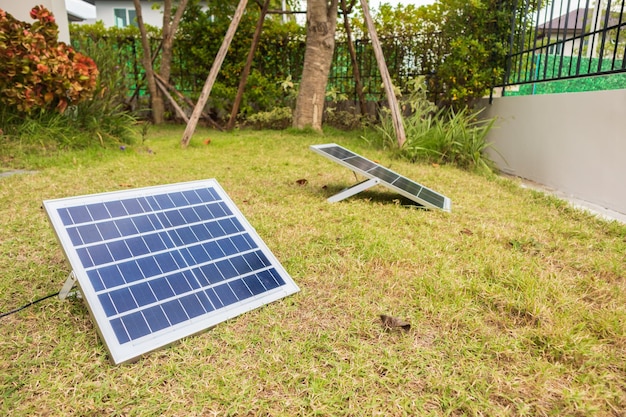 Panel solar en el jardín de la casa.