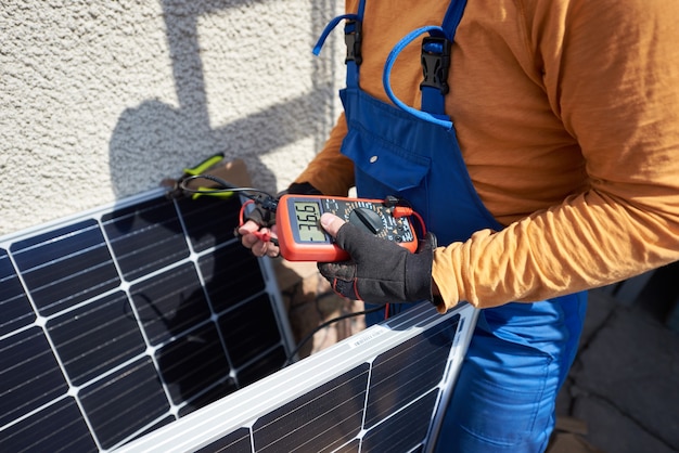 Panel solar de montaje de electricista en el techo de la casa moderna