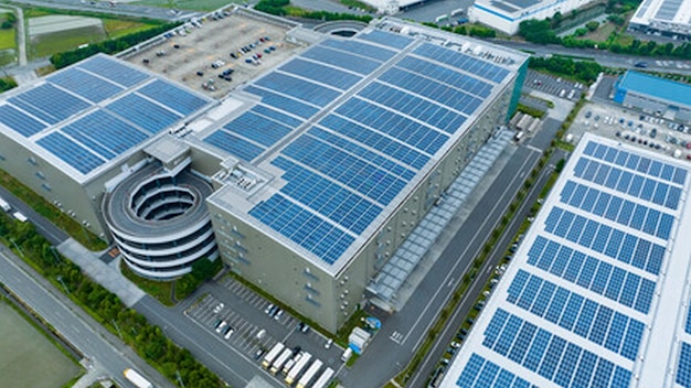 un panel solar se muestra en el techo de un edificio