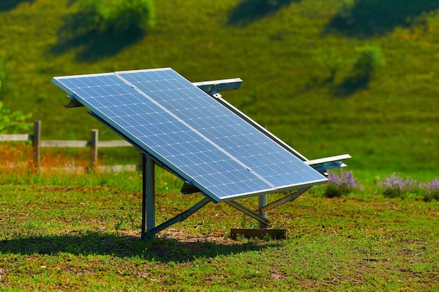 Panel solar en la naturaleza energía alternativa verde